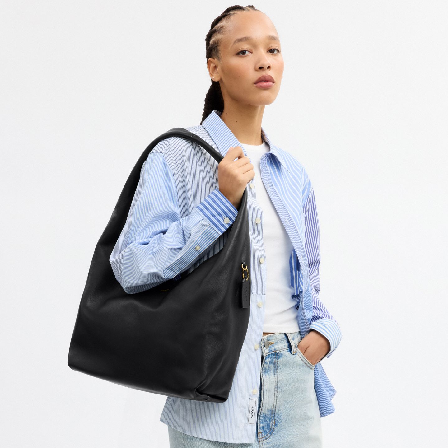 Женские сумки Coach Pillow Brooklyn Shoulder Bag 34, цвет: Латунный / Чёрный — фото 5