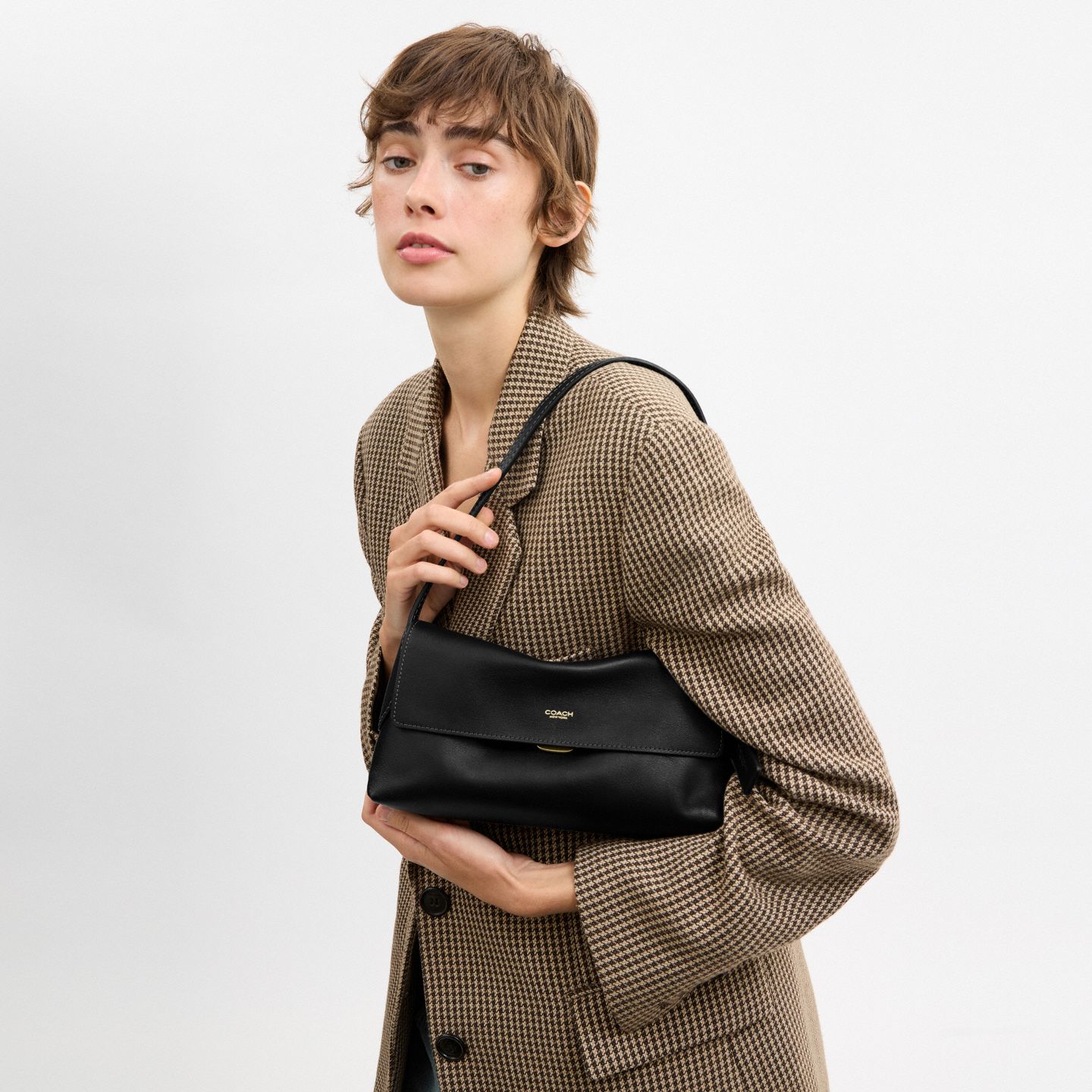 Женская сумка Coach Chelsea Shoulder Bag 26, цвет: Латунный / Чёрный — фото 8