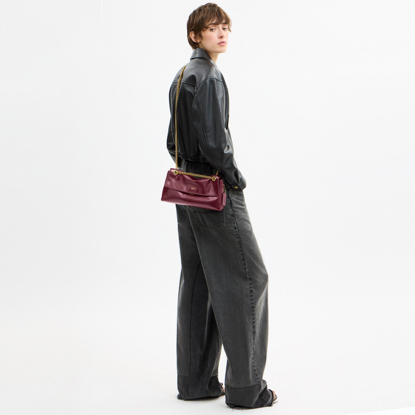 Женская сумка Coach Chelsea Shoulder Bag 26 With Chain, цвет: Латунный / Тёмный вишнёвый — фото 6