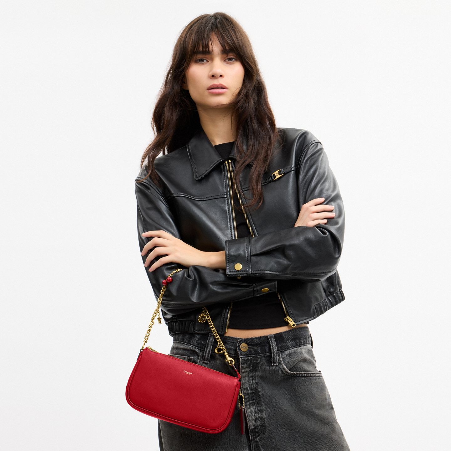 Женская сумка Coach Plaza Bag With Charm Chain Strap, цвет: Латунный / Алый — фото 6