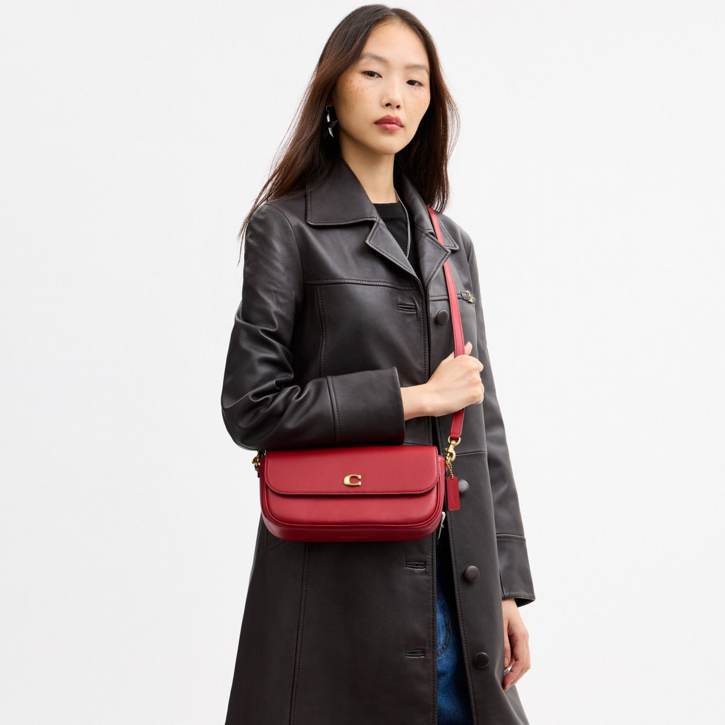 Женская сумка Coach Brook Flap Chain Bag With Charm Chain Strap, цвет: Латунный / Маковый — фото 7