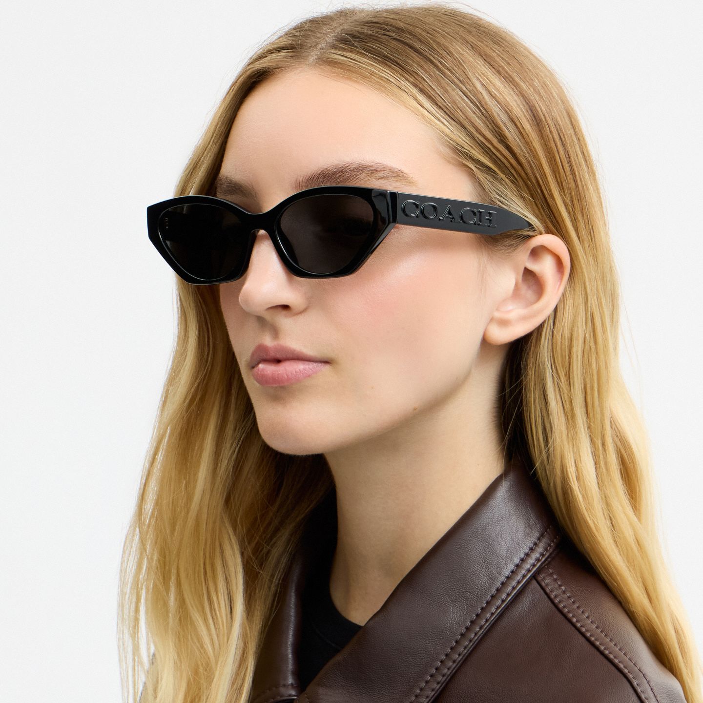 Женские солнцезащитные очки Coach Narrow Cat Eye Sunglasses, цвет: Чёрный — фото 4