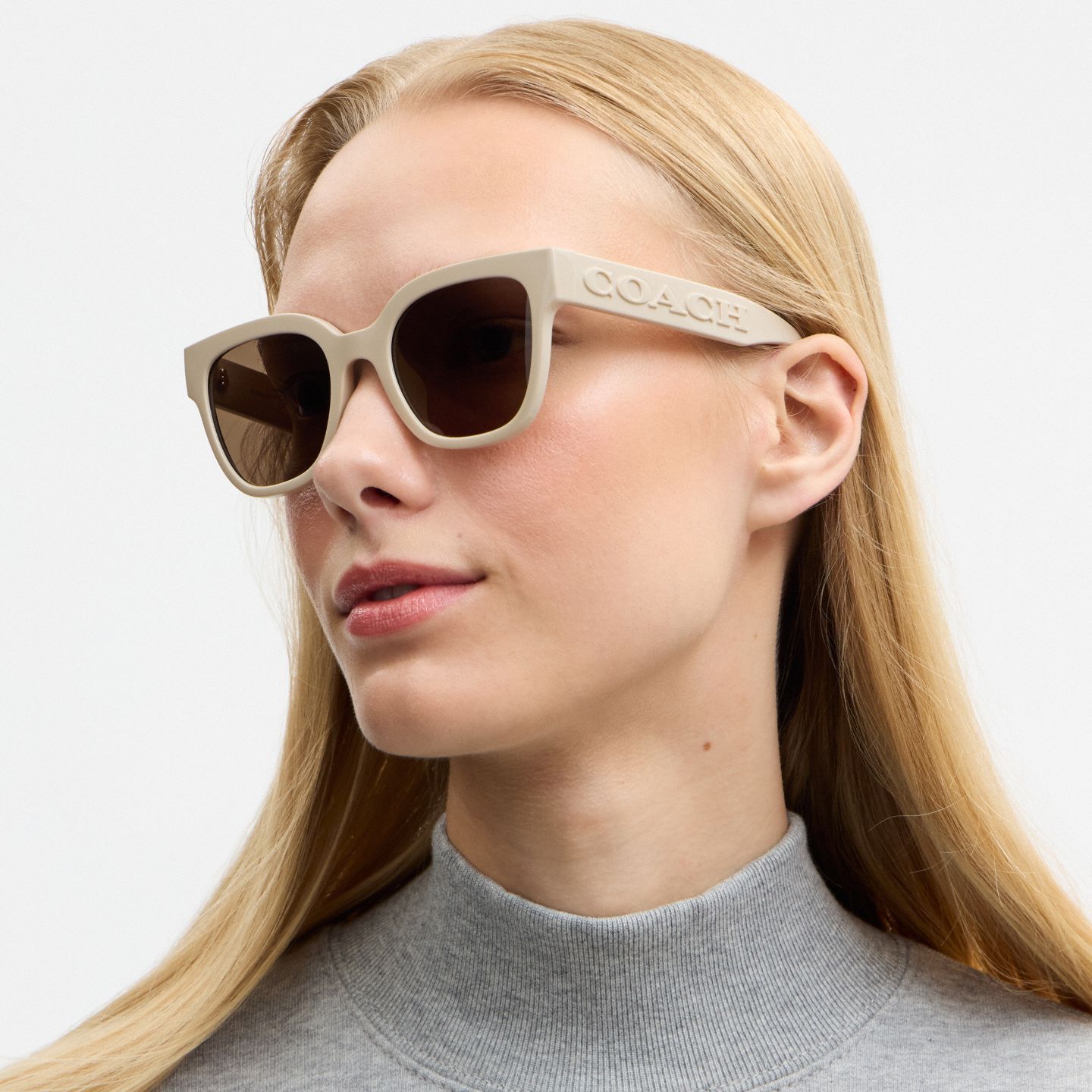 Женские солнцезащитные очки Coach Oversized Square Sunglasses, цвет: Телесный — фото 4