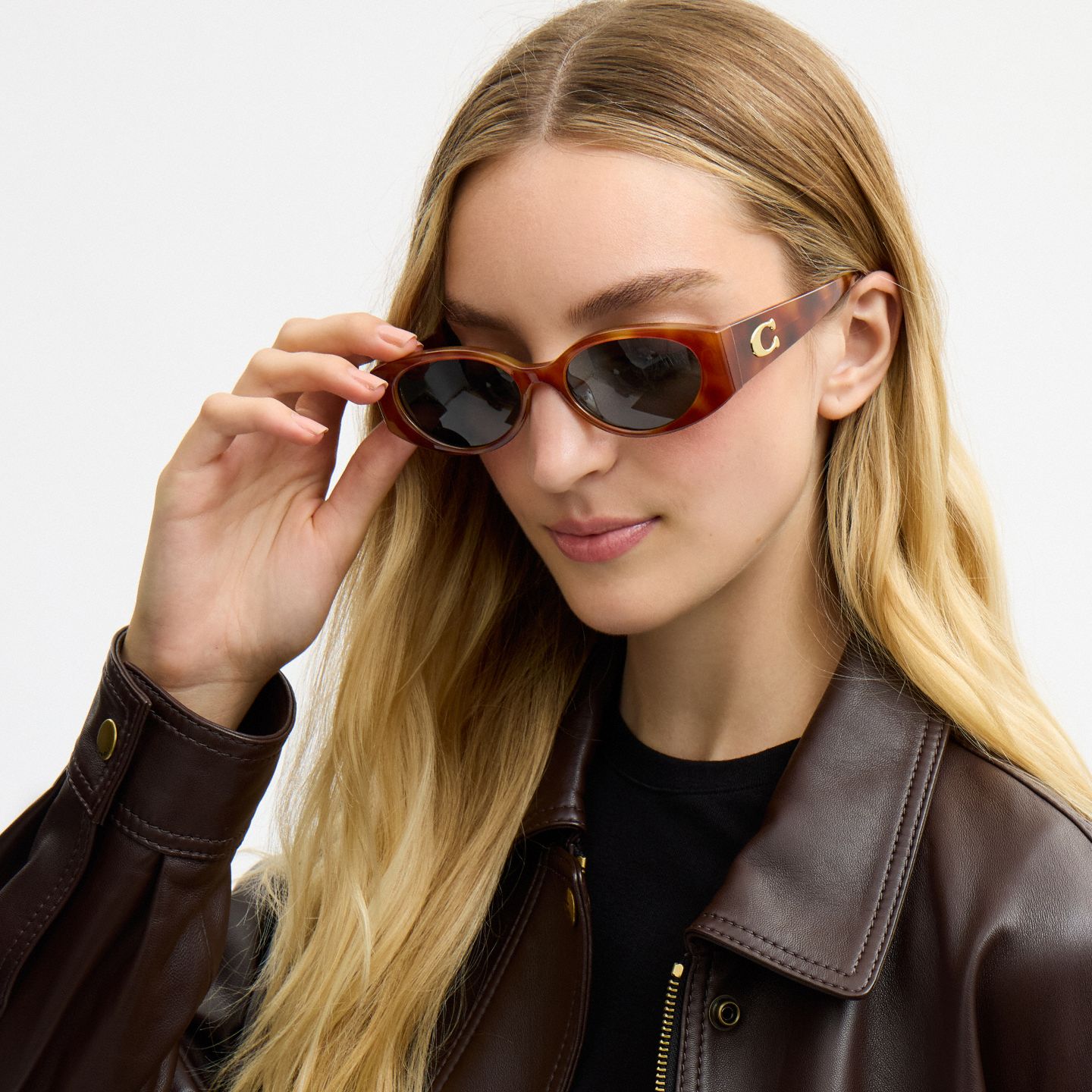 Женские солнцезащитные очки Coach Maxi Sculpted C Narrow Round Sunglasses, цвет: Карамельный черепаховый — фото 4
