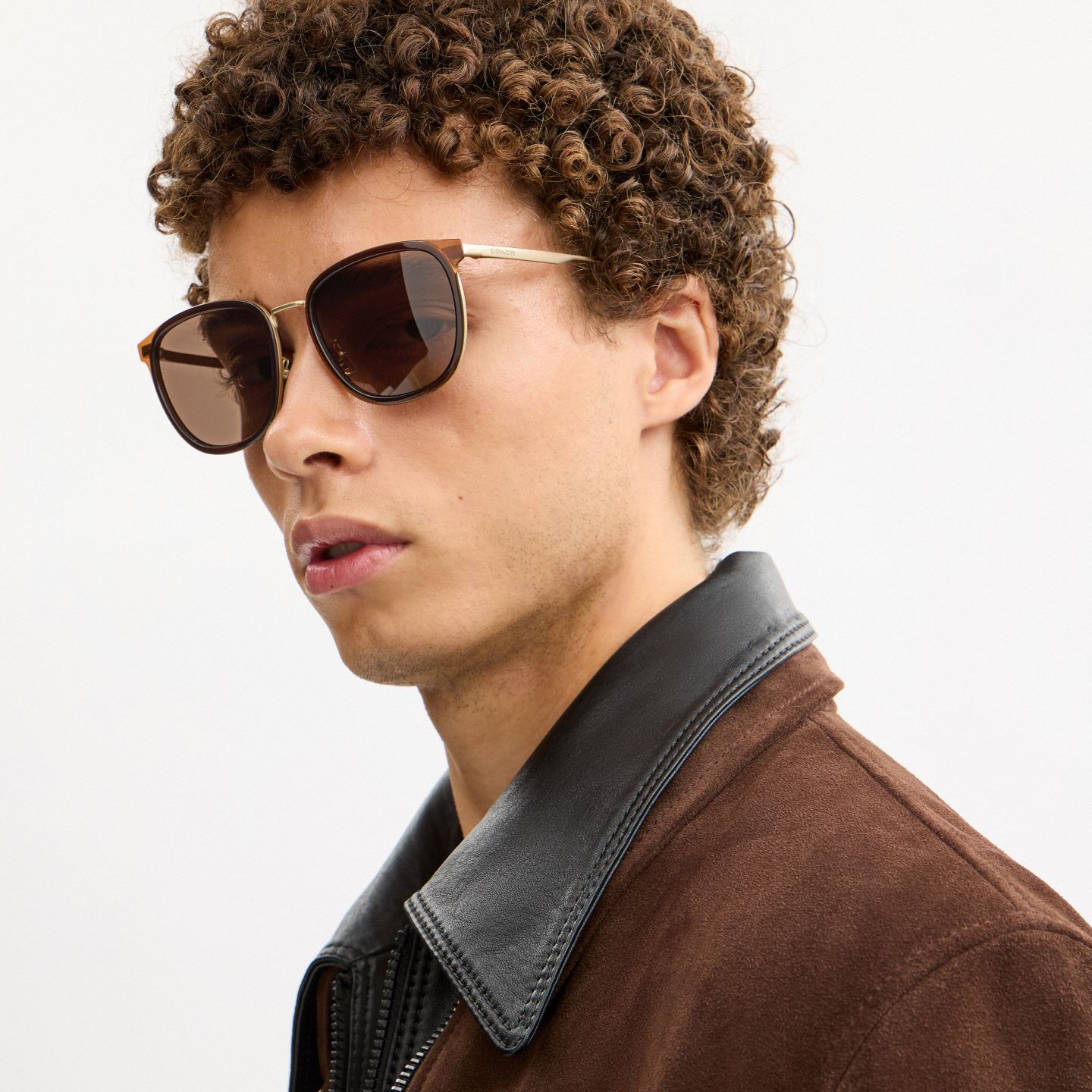 Мужские солнцезащитные очки Coach Metal Square Sunglasses, цвет: Атласный золотой / Коричневый — фото 4