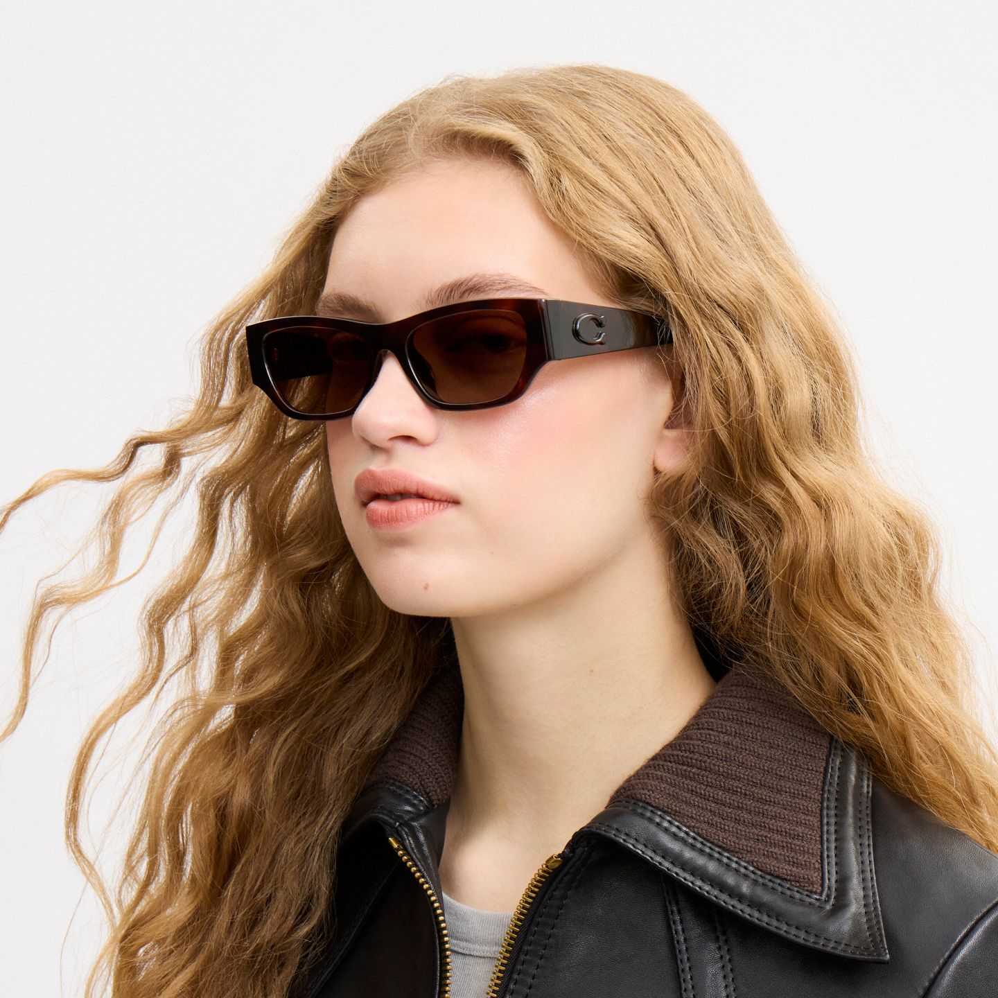 Женские солнцезащитные очки Coach Beveled C Narrow Cat Eye Sunglasses, цвет: Тёмный черепаховый — фото 4