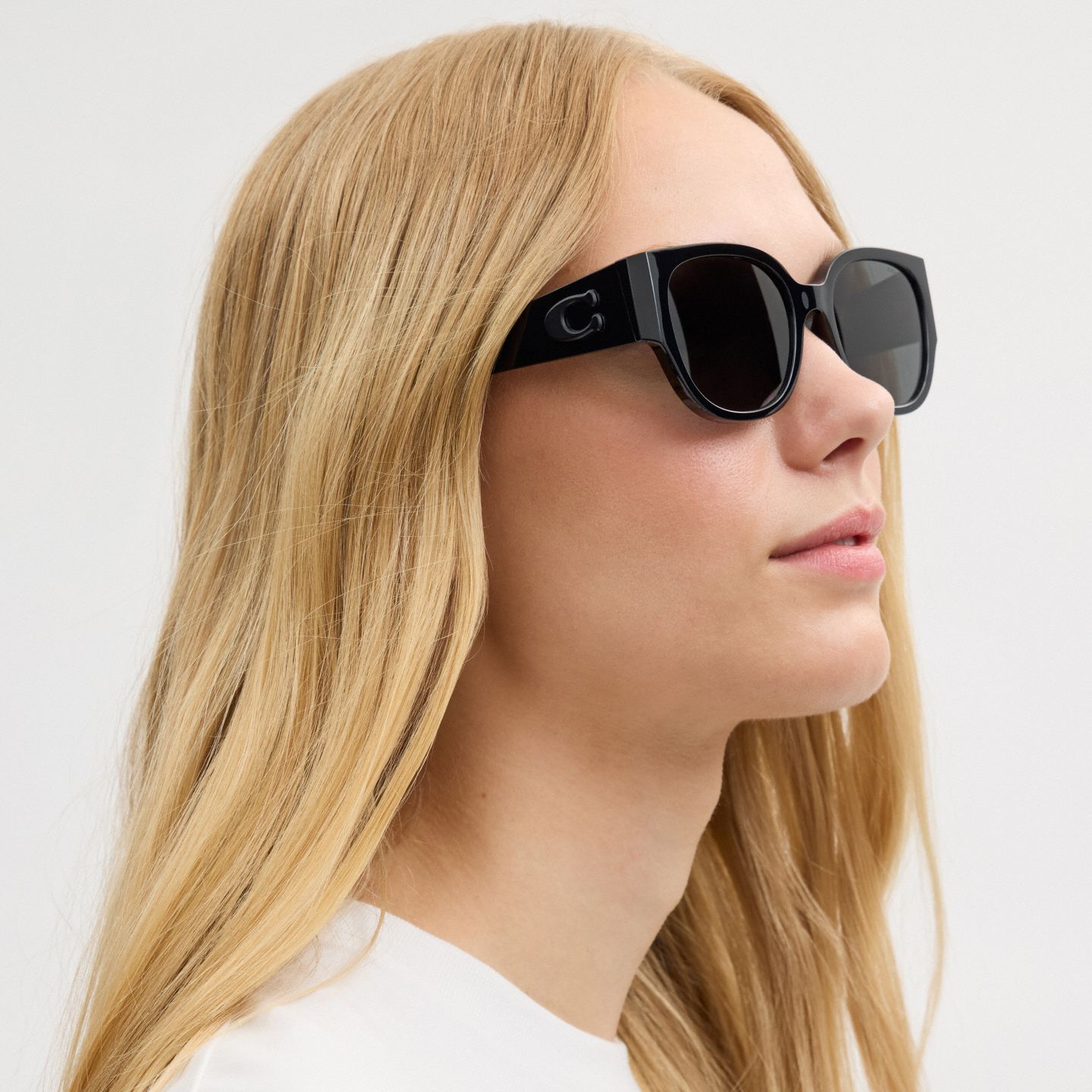Женские солнцезащитные очки Coach Beveled C Square Sunglasses, цвет: Чёрный — фото 4