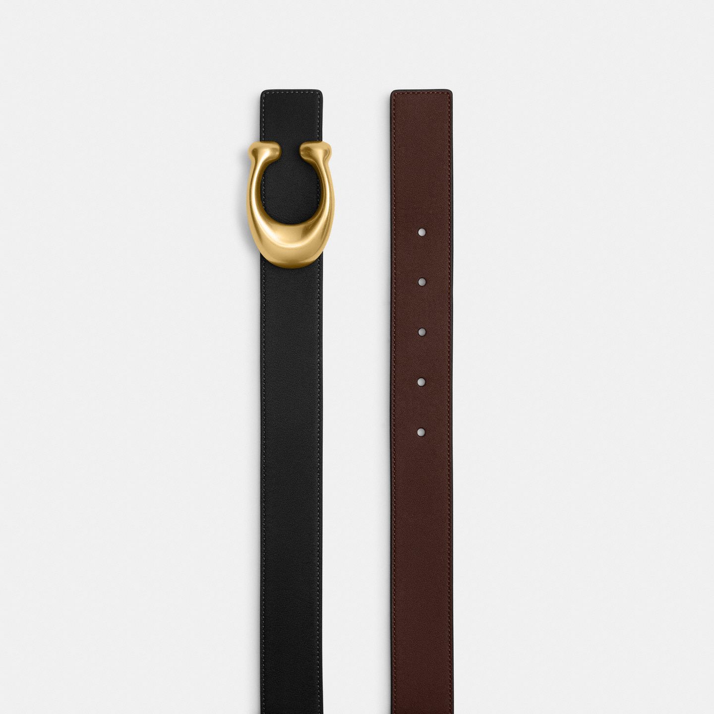 Женский ремень Coach Sculpted C Buckle Reversible Belt, 32MM, цвет: Латунный / Кленовый чёрный — фото 2