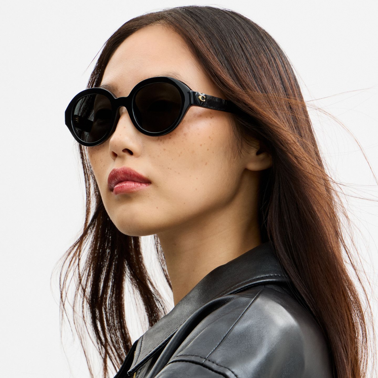 Женские солнцезащитные очки Coach C Heart Round Sunglasses, цвет: Чёрный — фото 4