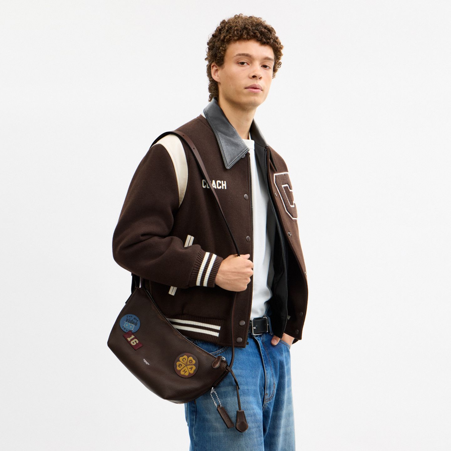 Мужская сумка Coach Mott Sling Bag 22 In Loved Leather With Stickers, цвет: Кленовый — фото 4