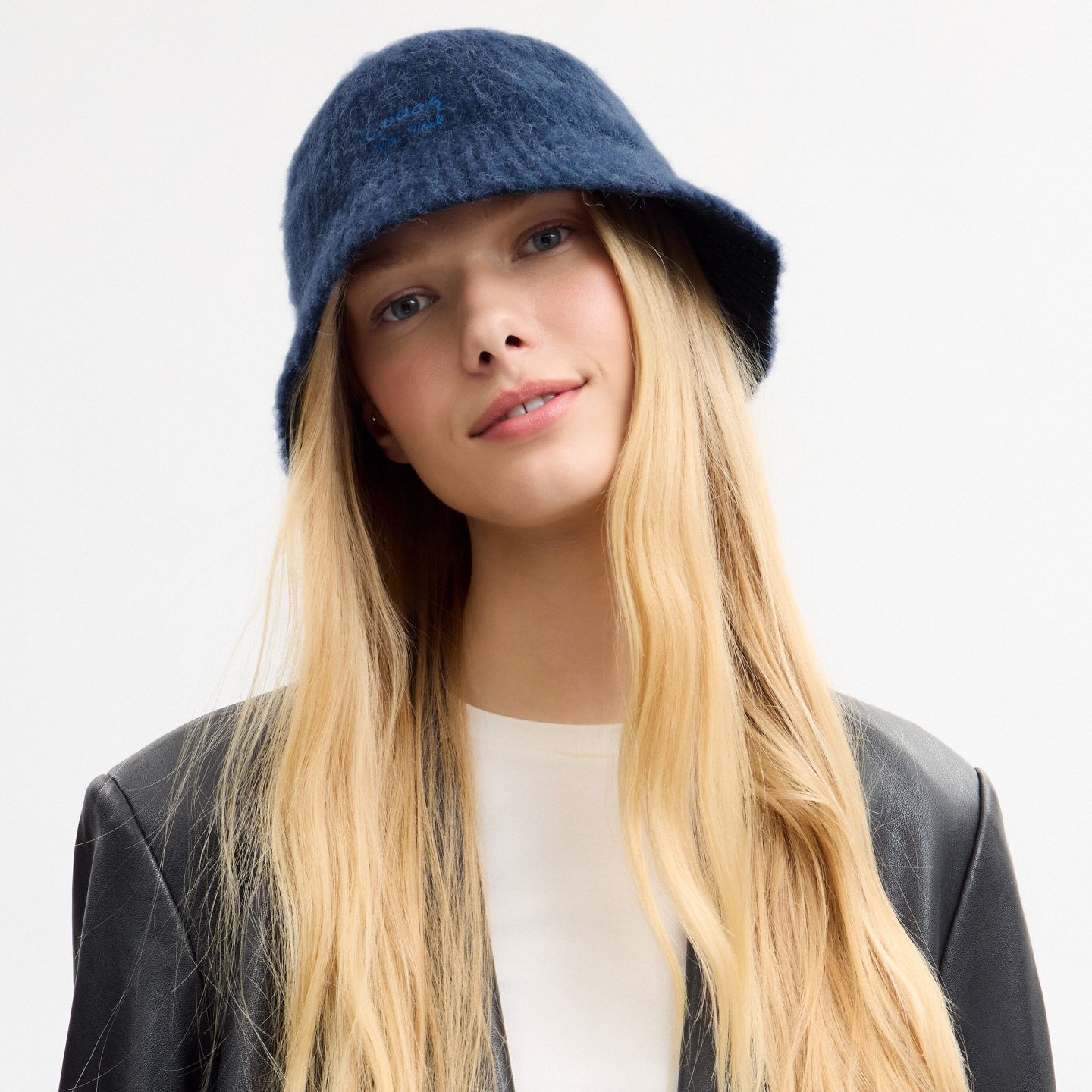 Женская панама Coach Knit Bucket Hat, цвет: Глубокий синий — фото 2