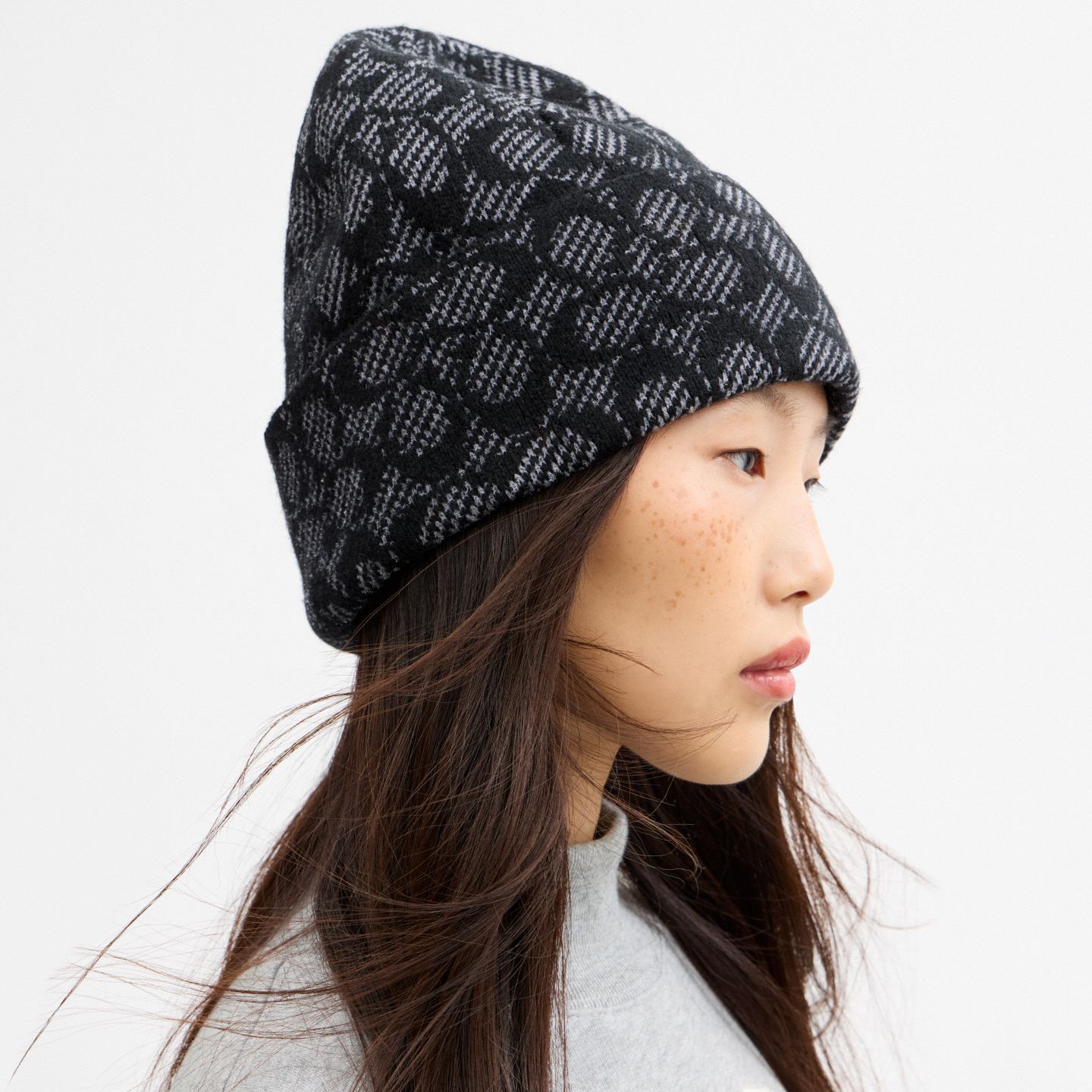 Женская шапка Coach Signature Beanie, цвет: Чёрный — фото 2