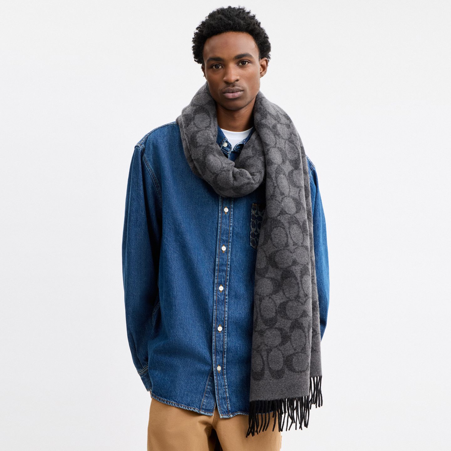 Женский шарф Coach Signature Blanket, цвет: Чёрный / Стальной серый — фото 3