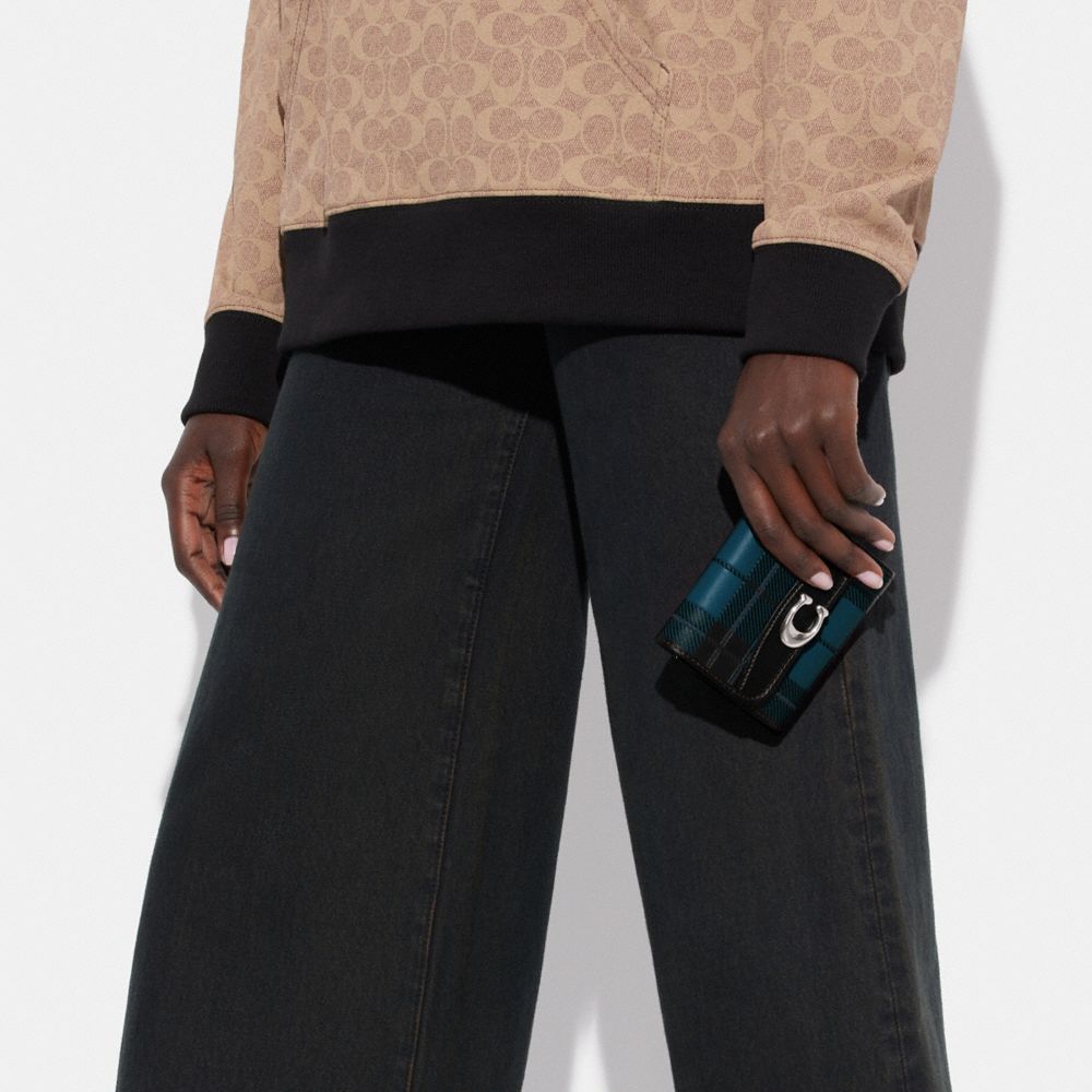 COACH®,PORTEFEUILLE BANDIT À IMPRIMÉ ÉCOSSAIS,Cuir tanné,Argent/vert multi,Detail View