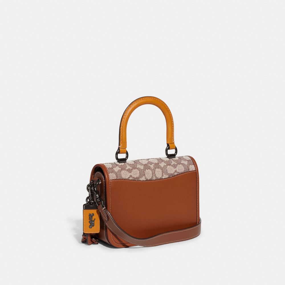 COACH®,SAC À POIGNÉE SUPÉRIEURE ROGUE EN TISSU JACQUARD SIGNATURE AVEC ÉCUSSONS VARSITY,Jacquard,Étain/Ambre polie moutarde,Angle View
