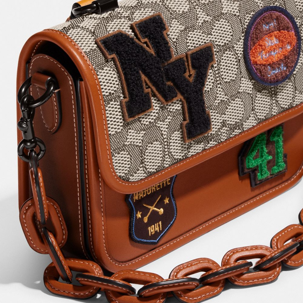 COACH®,SAC À POIGNÉE SUPÉRIEURE ROGUE EN TISSU JACQUARD SIGNATURE AVEC ÉCUSSONS VARSITY,Jacquard,Étain/Ambre polie moutarde,Closer View