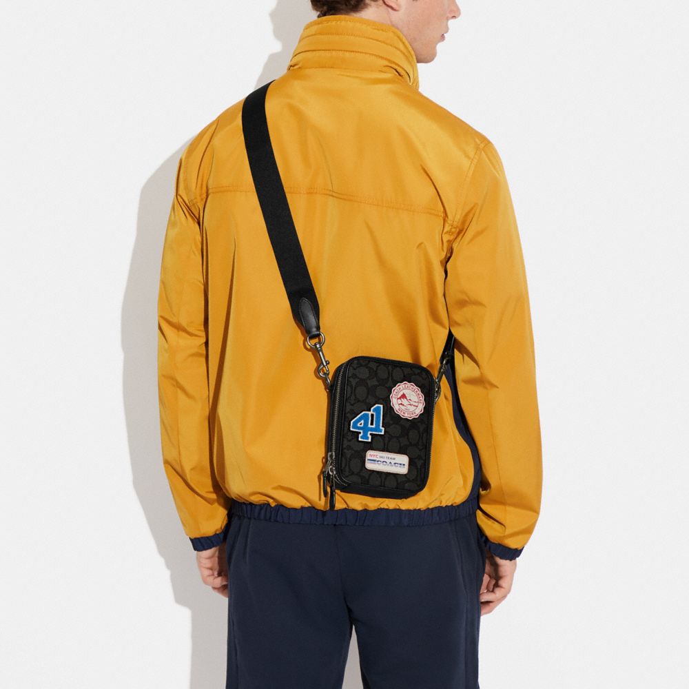 新品級　コーチ　メンズ　スタントン　クロスボディ　シグネチャー　ジャガード COACH OUTLET｜【公式】スタントン クロスボディ・シグネチャー