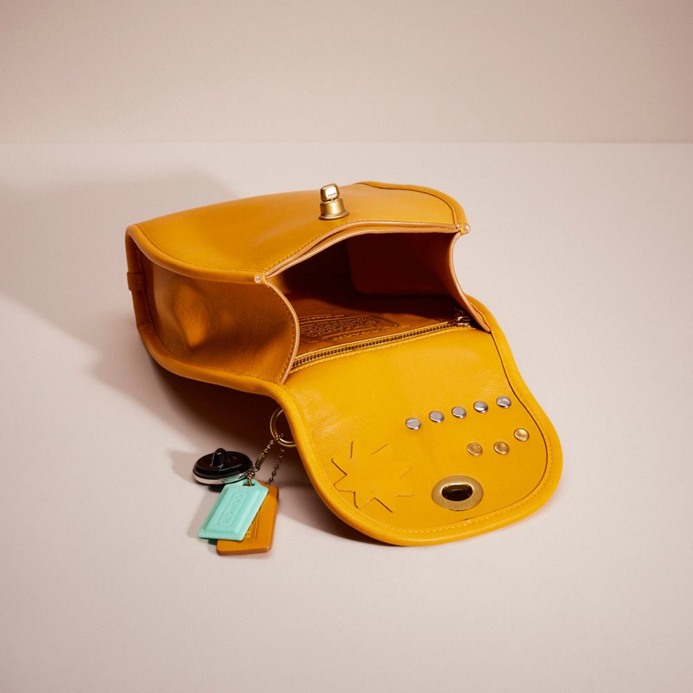 小物 COACH Heritage Turnlock Bag Charm Yellow COACH Heritage Turnlock Bag Charm Yellow 小物