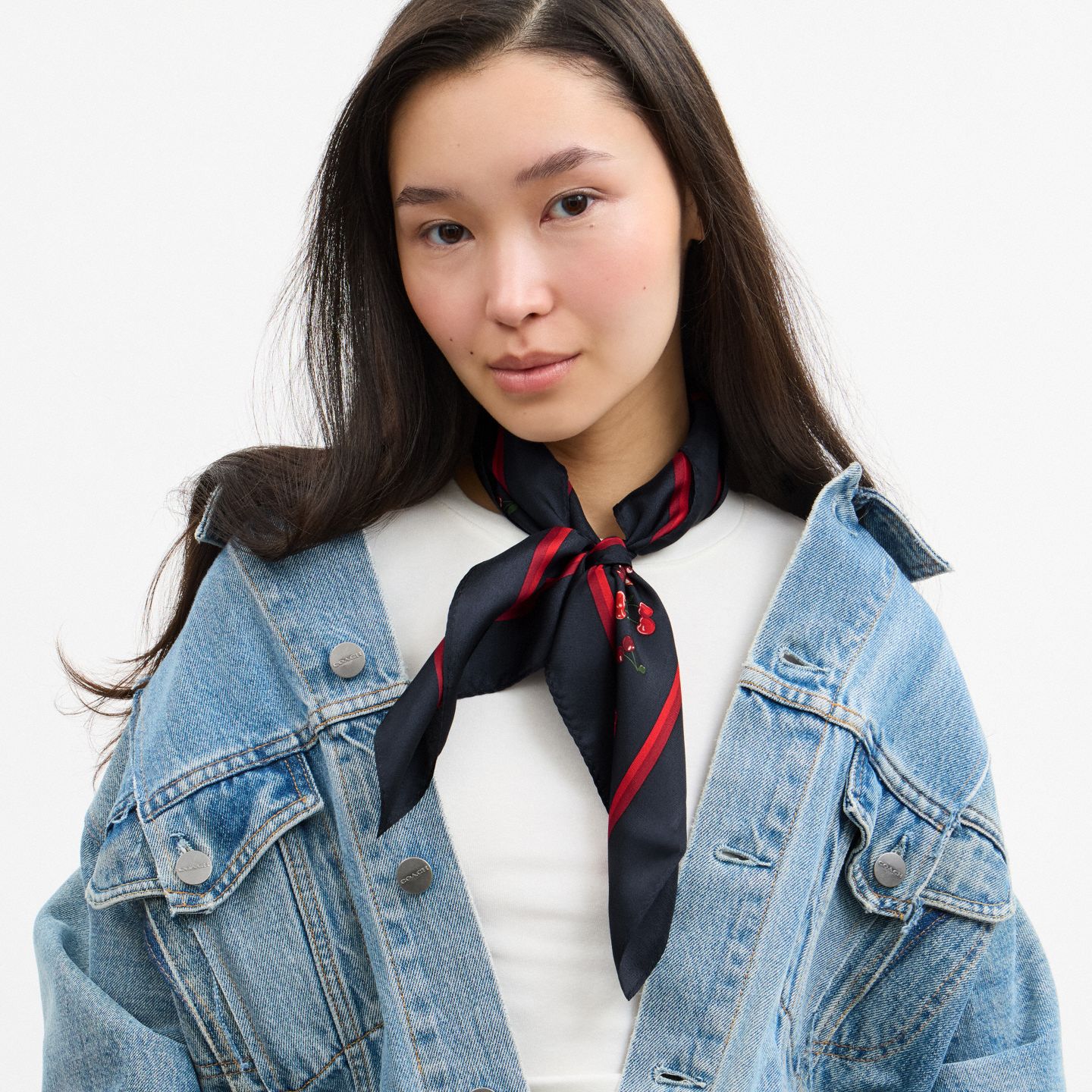 Женские аксессуары Coach Cherry Mix Print Silk Bandana, цвет: Тёмно-синий разноцветный — фото 2