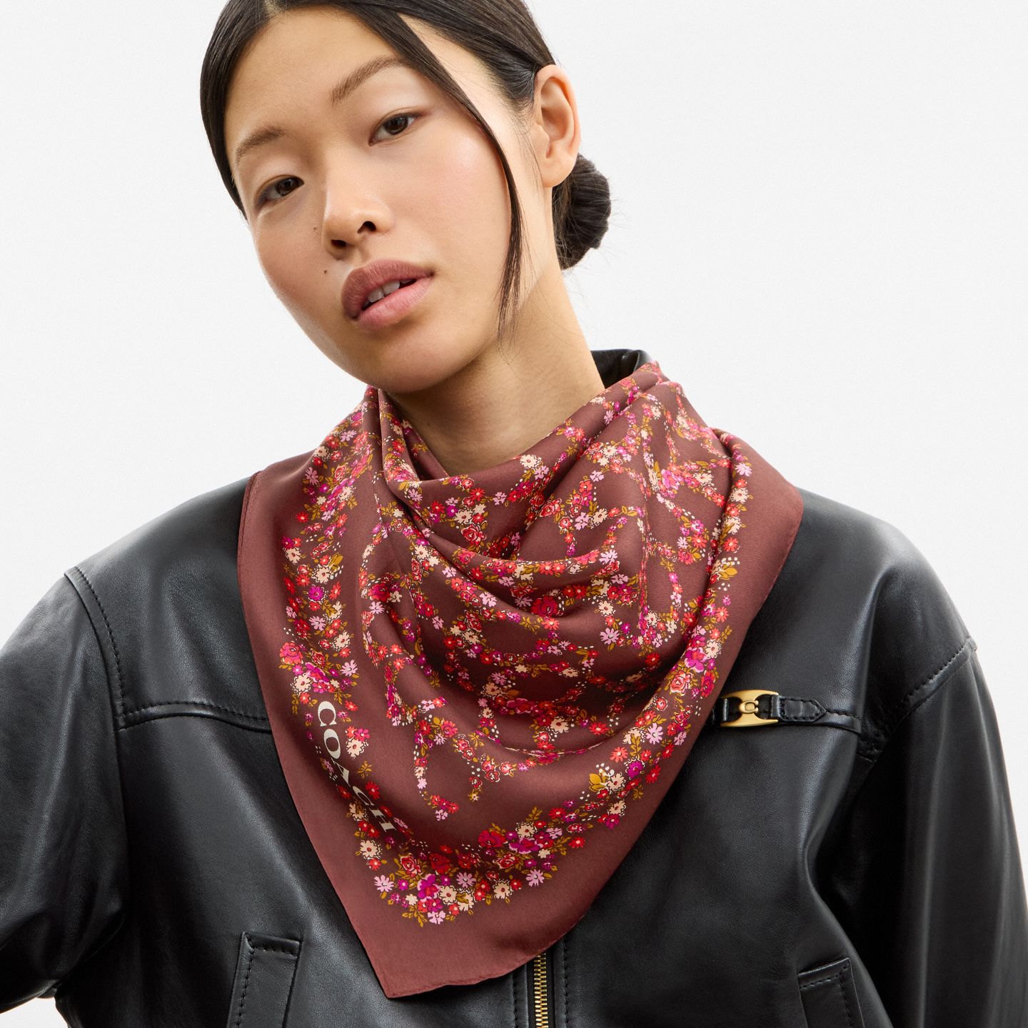 Женский шарф Coach Signature Posey Cluster Print Silk Square, цвет: Коричневый / Разноцветный — фото 2
