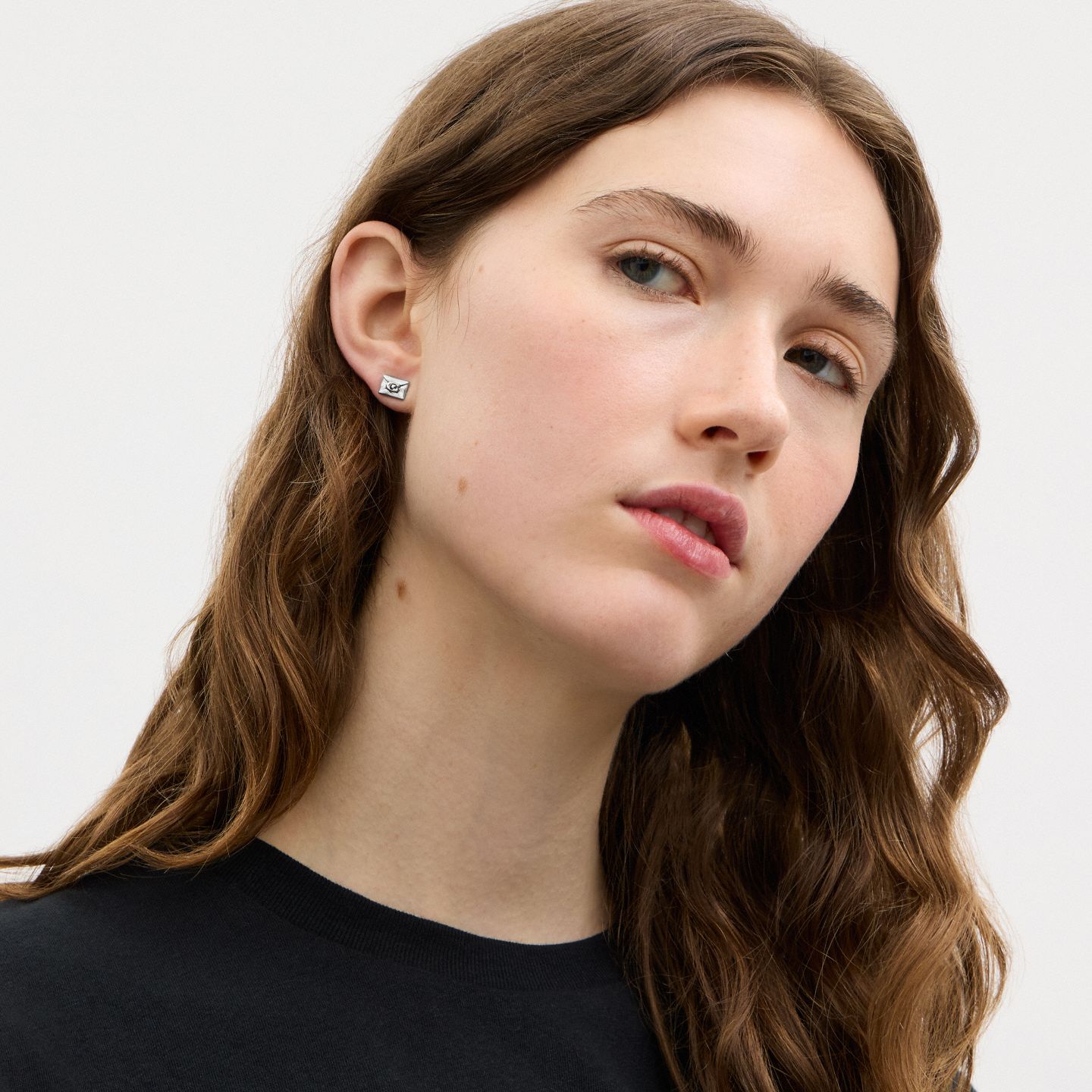 Серьги-гвоздики Coach Signature в виде конверта, цвет: Серебряный — фото 2