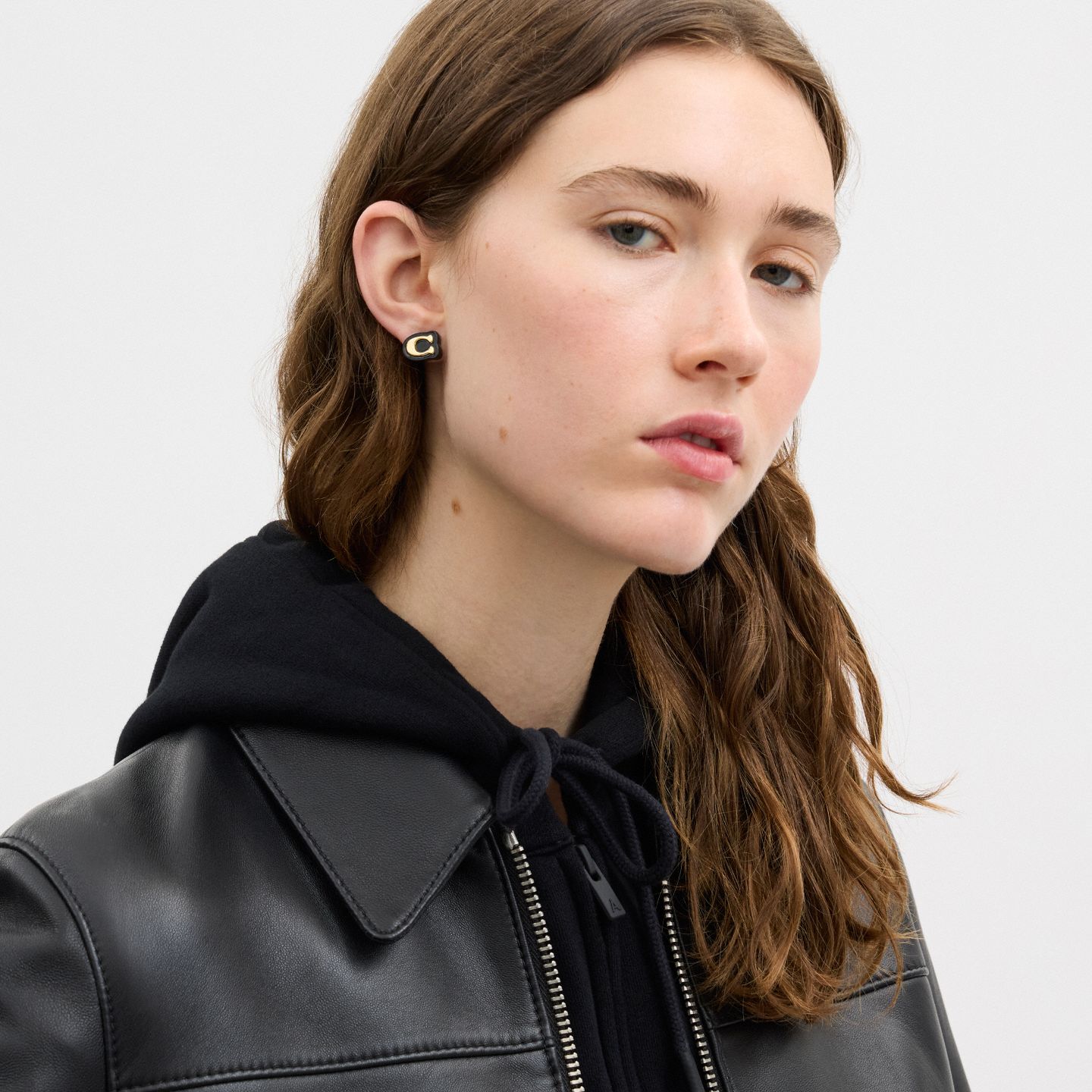 Серьги-гвоздики Coach Signature из смолы, цвет: Золотой / Чёрный — фото 2
