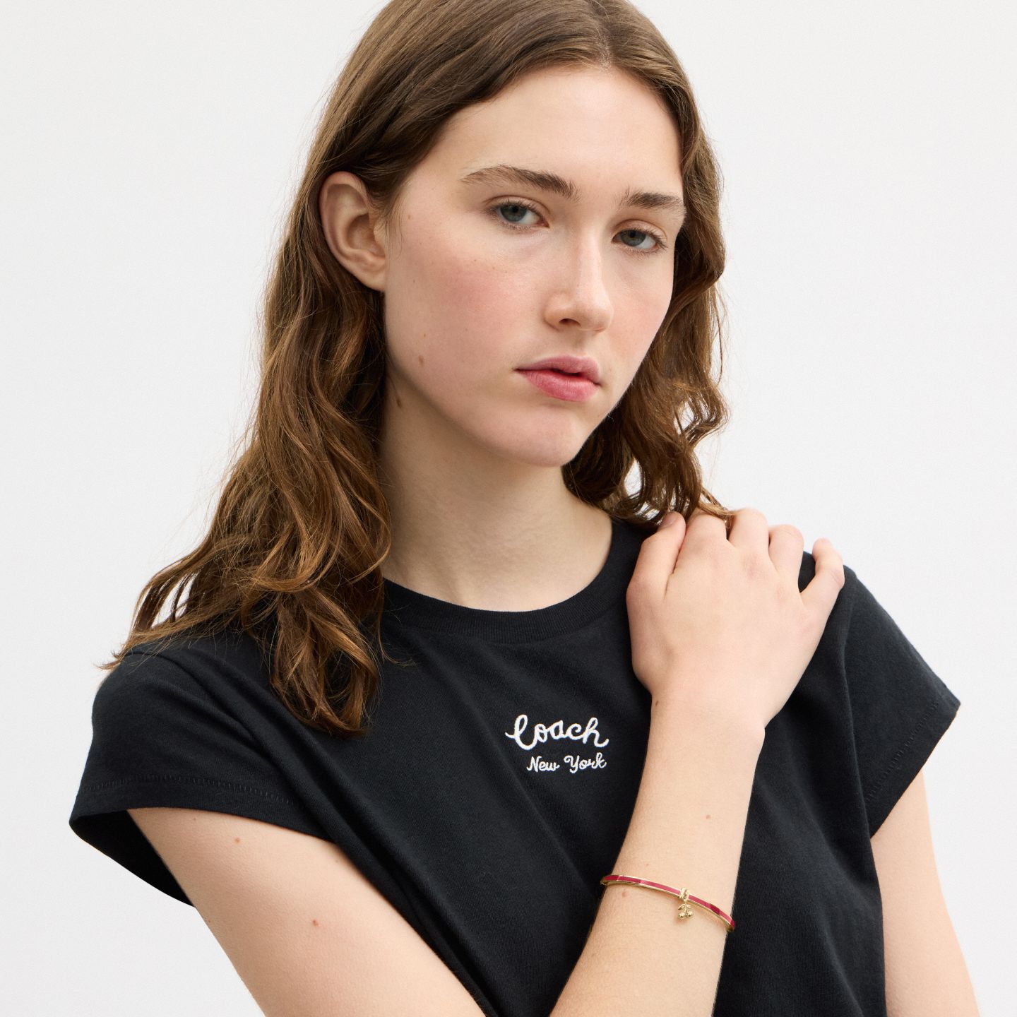 Женский браслет Coach Cherry Charm Enamel Thin Hinged, цвет: Золотой / Красный — фото 3