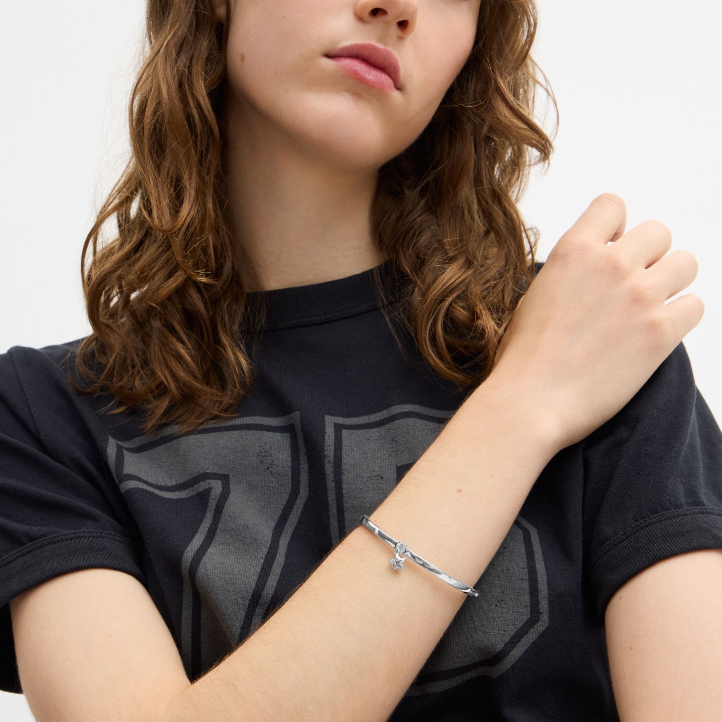 Женский браслет Coach Star Charm Thin Hinged, цвет: Серебряный — фото 3