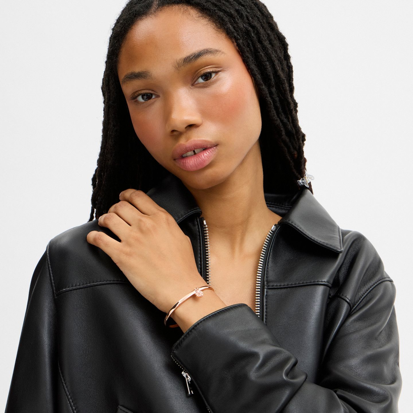 Женский браслет Coach Tea Rose Charm Thin Hinged, цвет: Розовое золото — фото 3