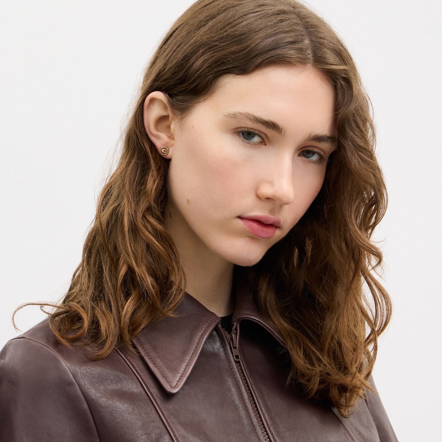 Серьги-гвоздики Coach Signature с эмалью, цвет: Золотой / Коричневый — фото 2