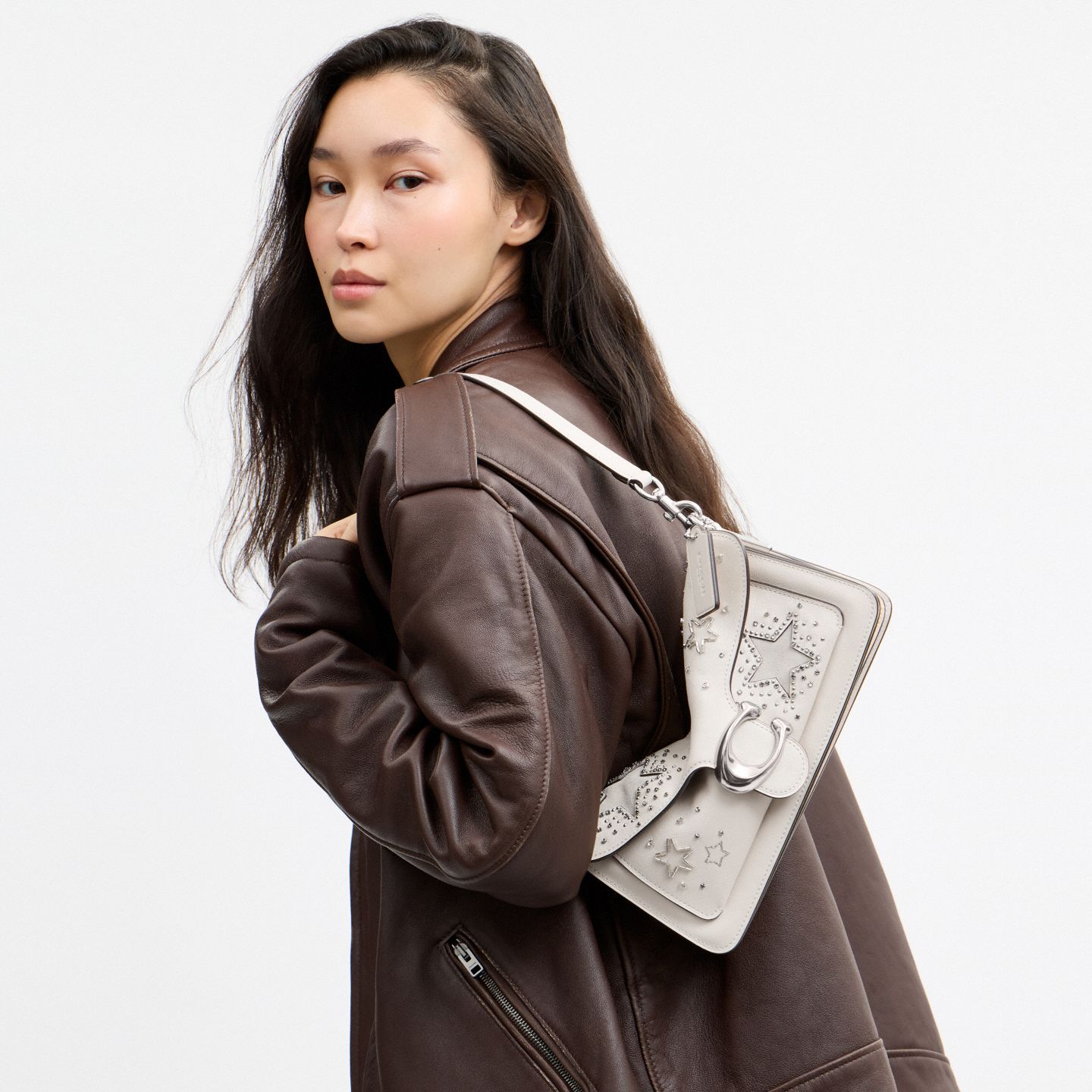 Женская сумка Coach Tabby Shoulder Bag 26, Inspired by Elle Fanning, цвет: Состаренный / Меловой — фото 10