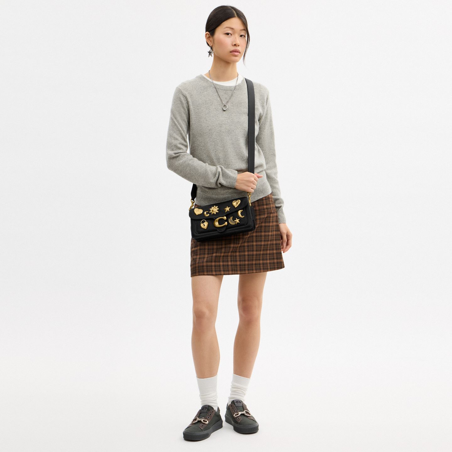 Женская сумка Coach Tabby Shoulder Bag 26, Inspired by Shan Yichun, цвет: Латунный / Чёрный — фото 7
