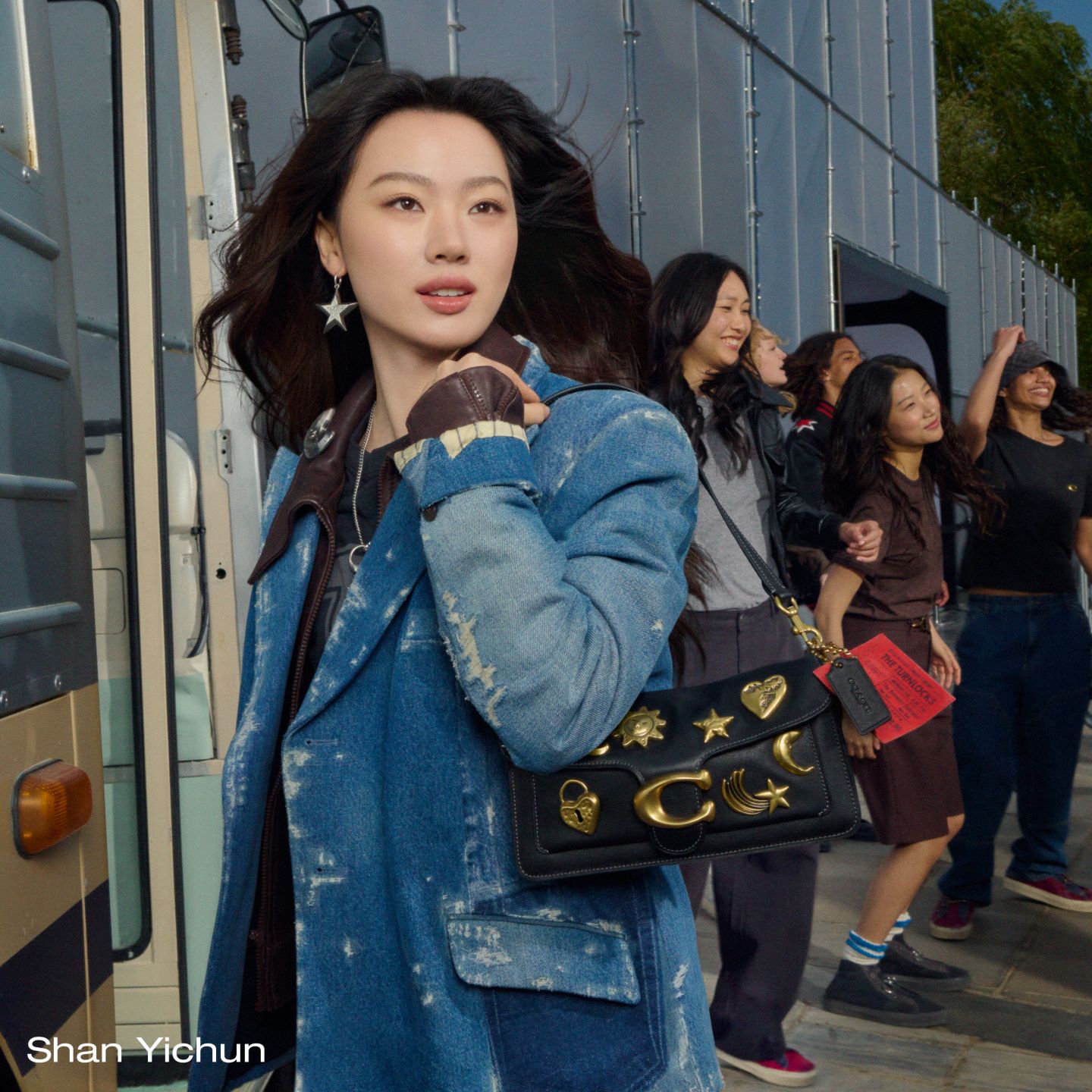 Женская сумка Coach Tabby Shoulder Bag 26, Inspired by Shan Yichun, цвет: Латунный / Чёрный — фото 9