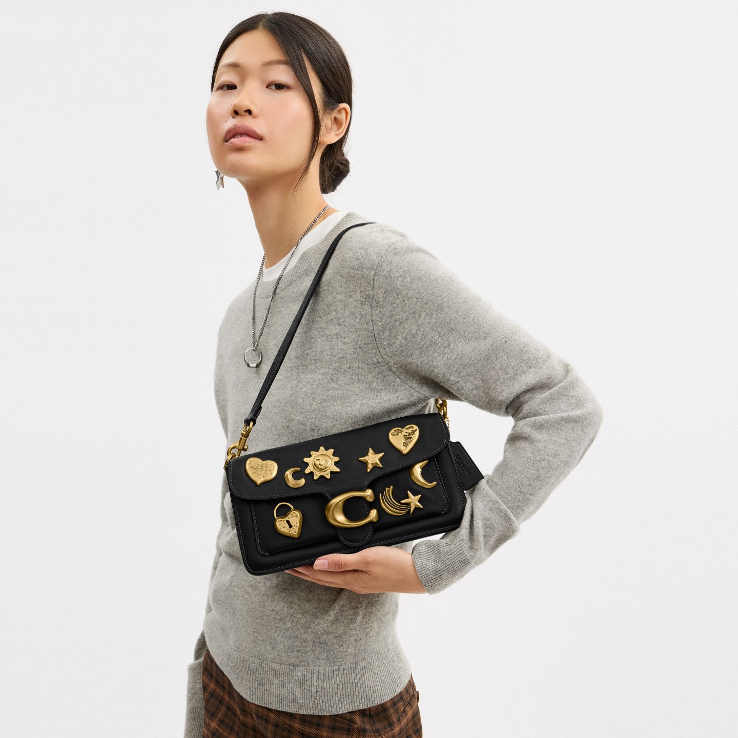 Женская сумка Coach Tabby Shoulder Bag 26, Inspired by Shan Yichun, цвет: Латунный / Чёрный — фото 10
