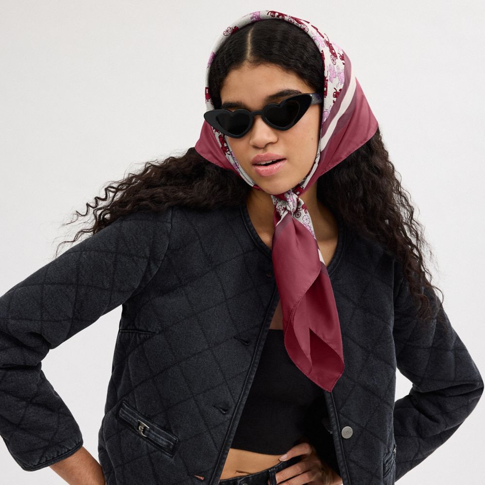 COACH®,FOULARD CARRÉ EN SOIE IMPRIMÉ CHEVAL ET CALÈCHE,Soie,Merlot,Detail View