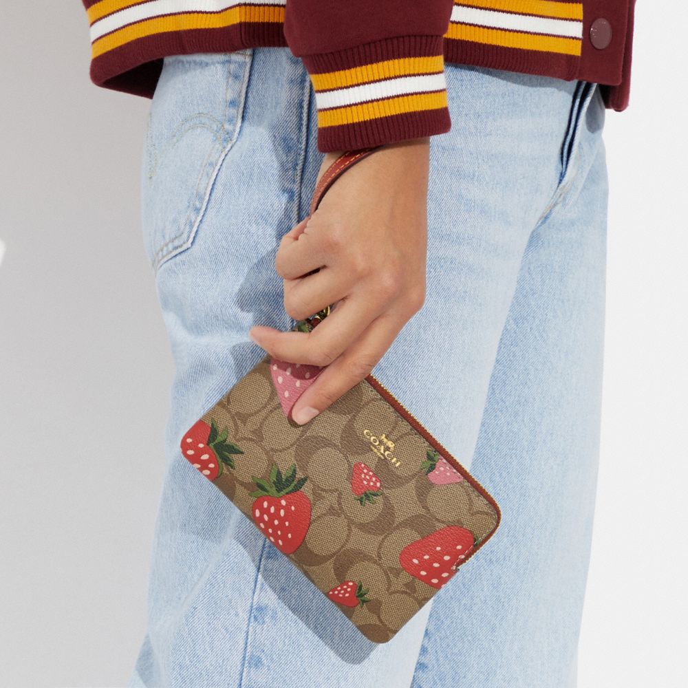 COACH®,WRISTLET À ZIP EN COIN EN TOILE SIGNATURE À IMPRIMÉ FRAISES SAUVAGES,Or/Kaki Multi,Detail View