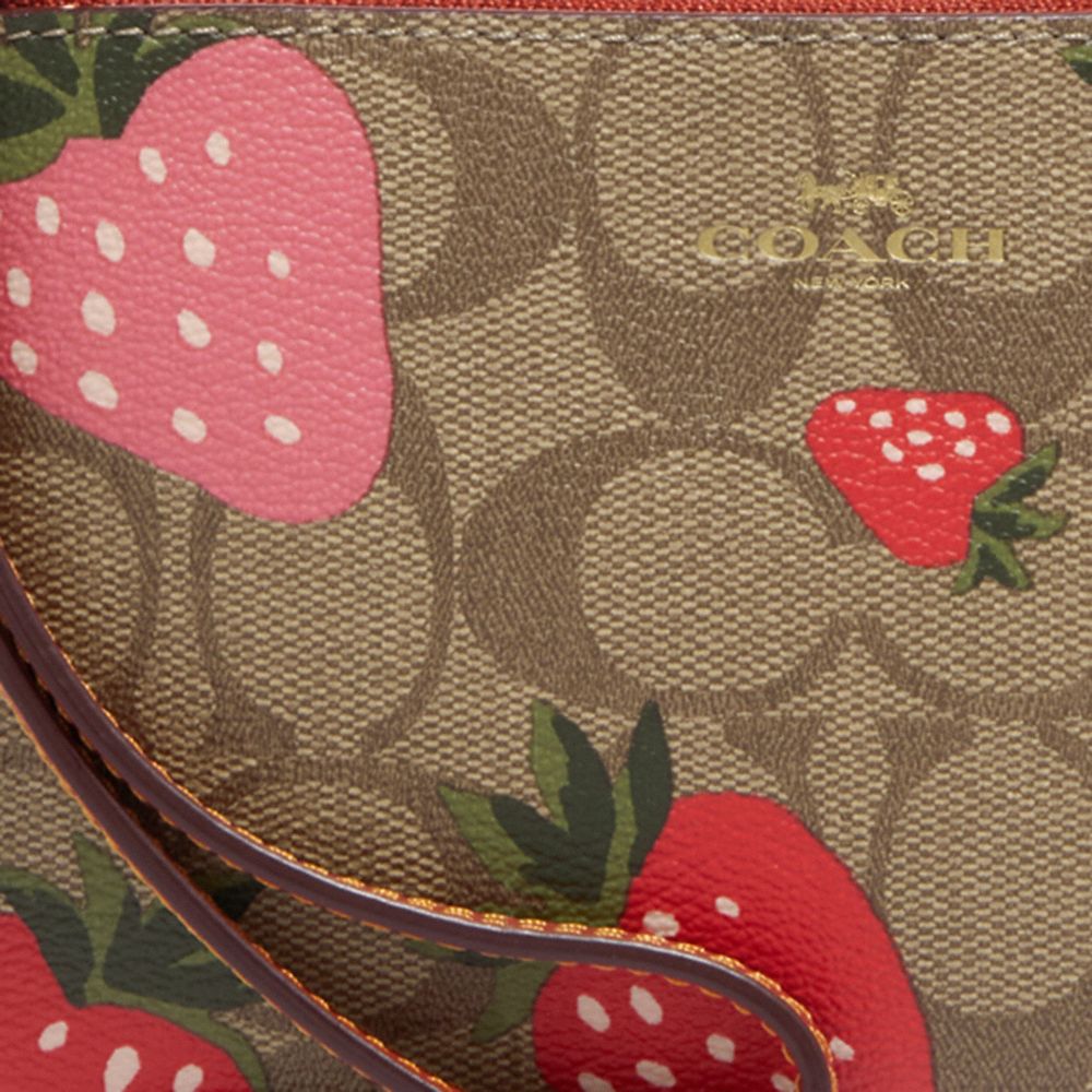 COACH®,WRISTLET À ZIP EN COIN EN TOILE SIGNATURE À IMPRIMÉ FRAISES SAUVAGES,Or/Kaki Multi,Detail View