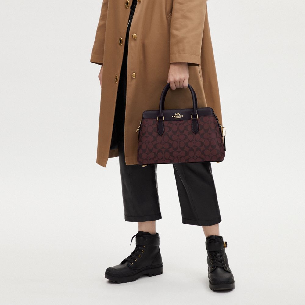 COACH®,CABAS DARCIE EN TOILE EXCLUSIVE,Tissu en toile exclusif,Or/Sang-De-Bœuf multi,Detail View