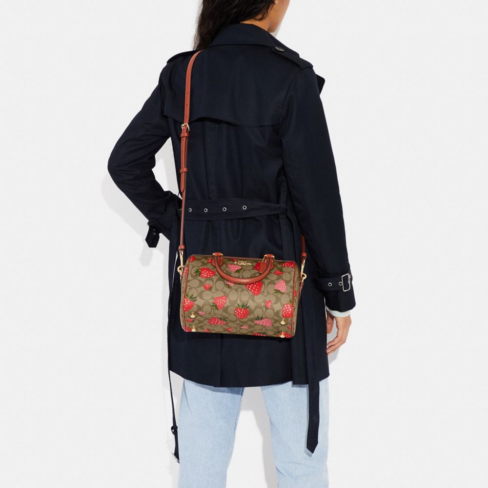 COACH®,SATCHEL ROWAN EN TOILE SIGNATURE À IMPRIMÉ FRAISES SAUVAGES,Tissu en toile exclusif,Or/Kaki Multi,Detail View