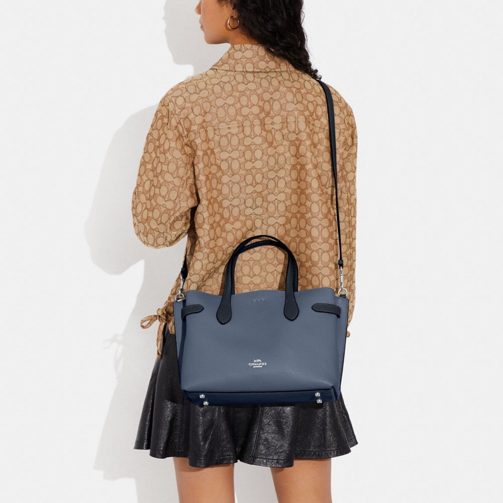 COACH®,FOURRE-TOUT HANNA,Argent/Chambray lavé multi,Detail View