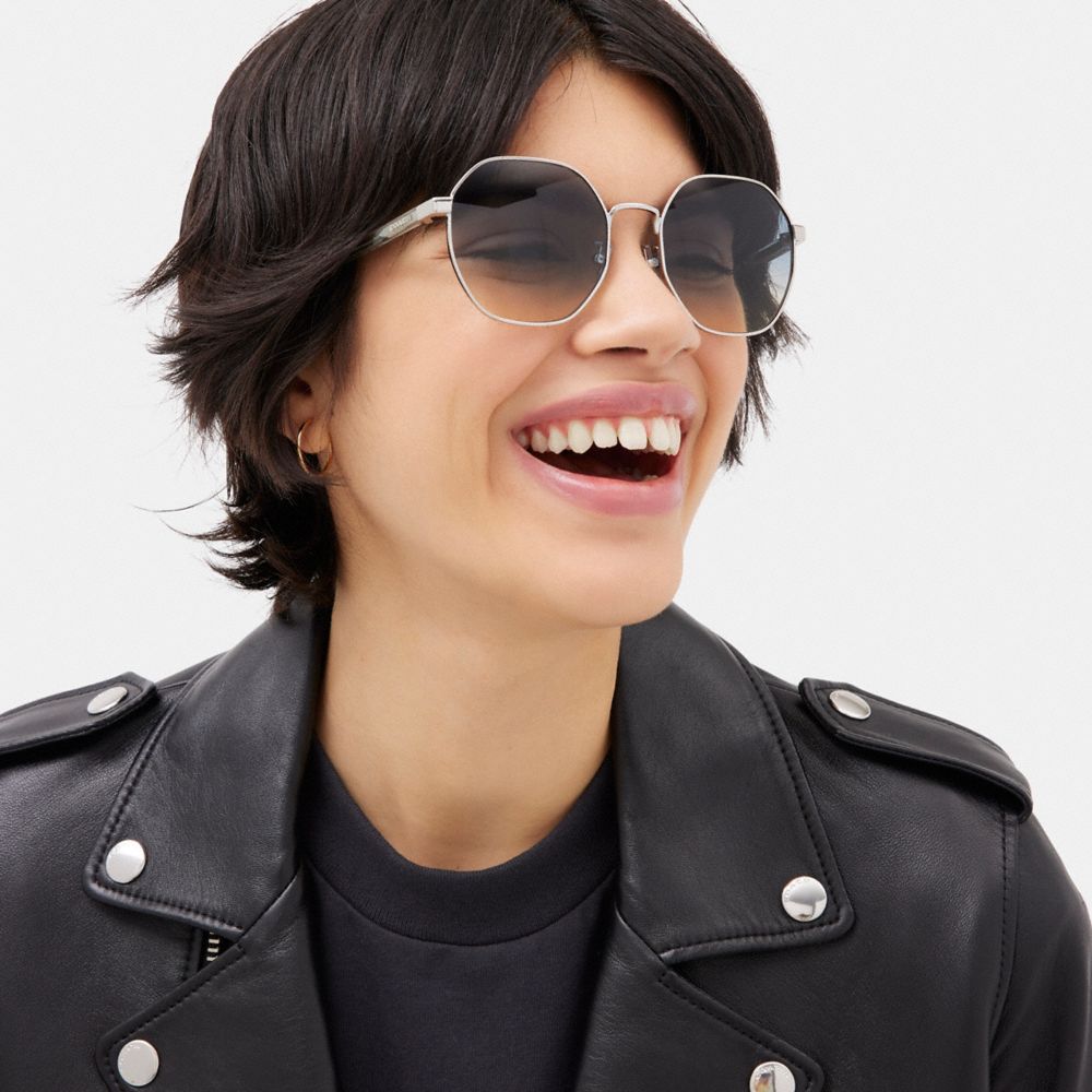 COACH®,LUNETTES DE SOLEIL HEXAGONALES EN MÉTAL,Dégradé bleu jaune,Angle View