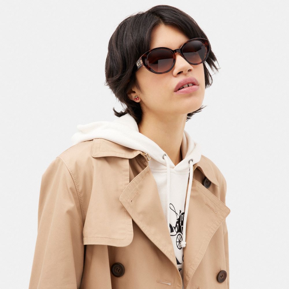 COACH®,LUNETTES DE SOLEIL RONDES ET BISEAUTÉES À PÉTALES SIGNATURE,Écaille de tortue/Rose transparent,Angle View