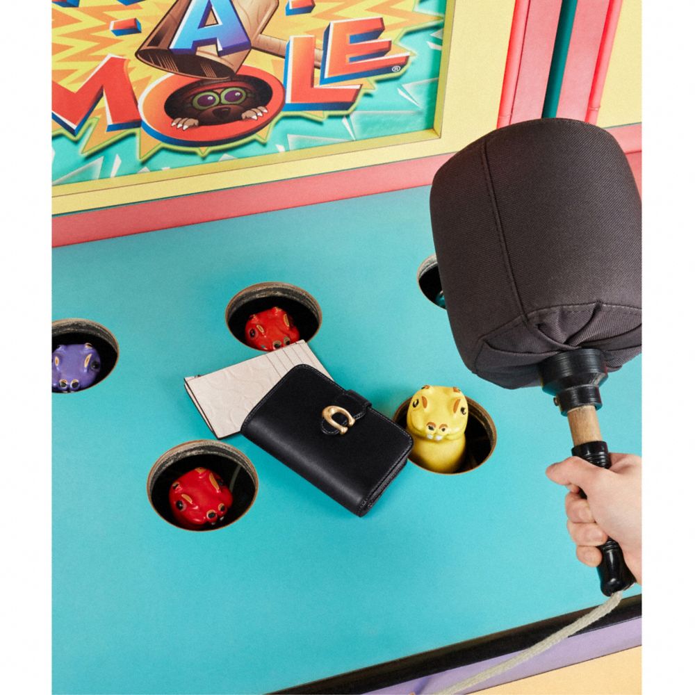 COACH®,PORTE-CARTES À ZIP EN CUIR SIGNATURE,Cuir galet,Craie,Detail View