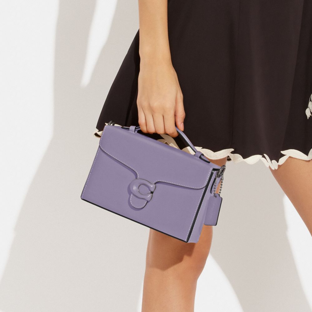 COACH®,SAC CASE TABBY,Cuir tanné,Argent/Violet pâle,Detail View