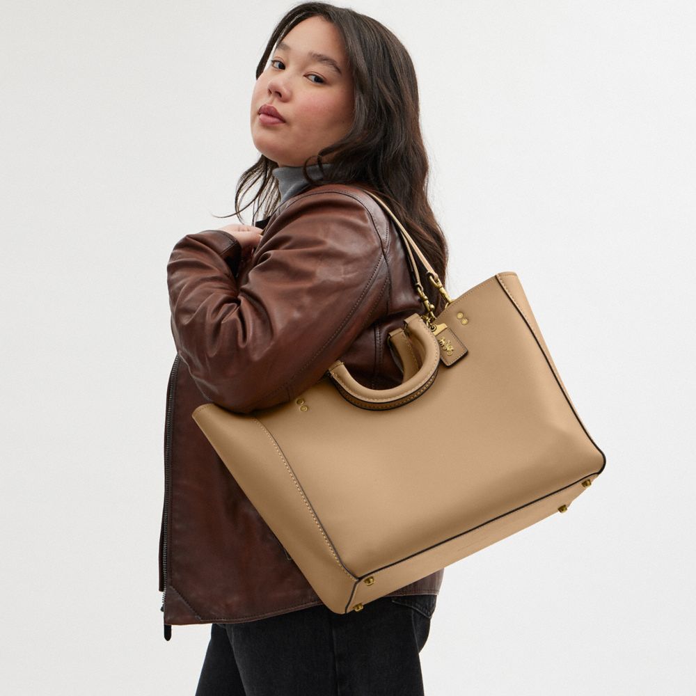 COACH®,CABAS RAE,Cuir tanné,Laiton/Beige,Detail View