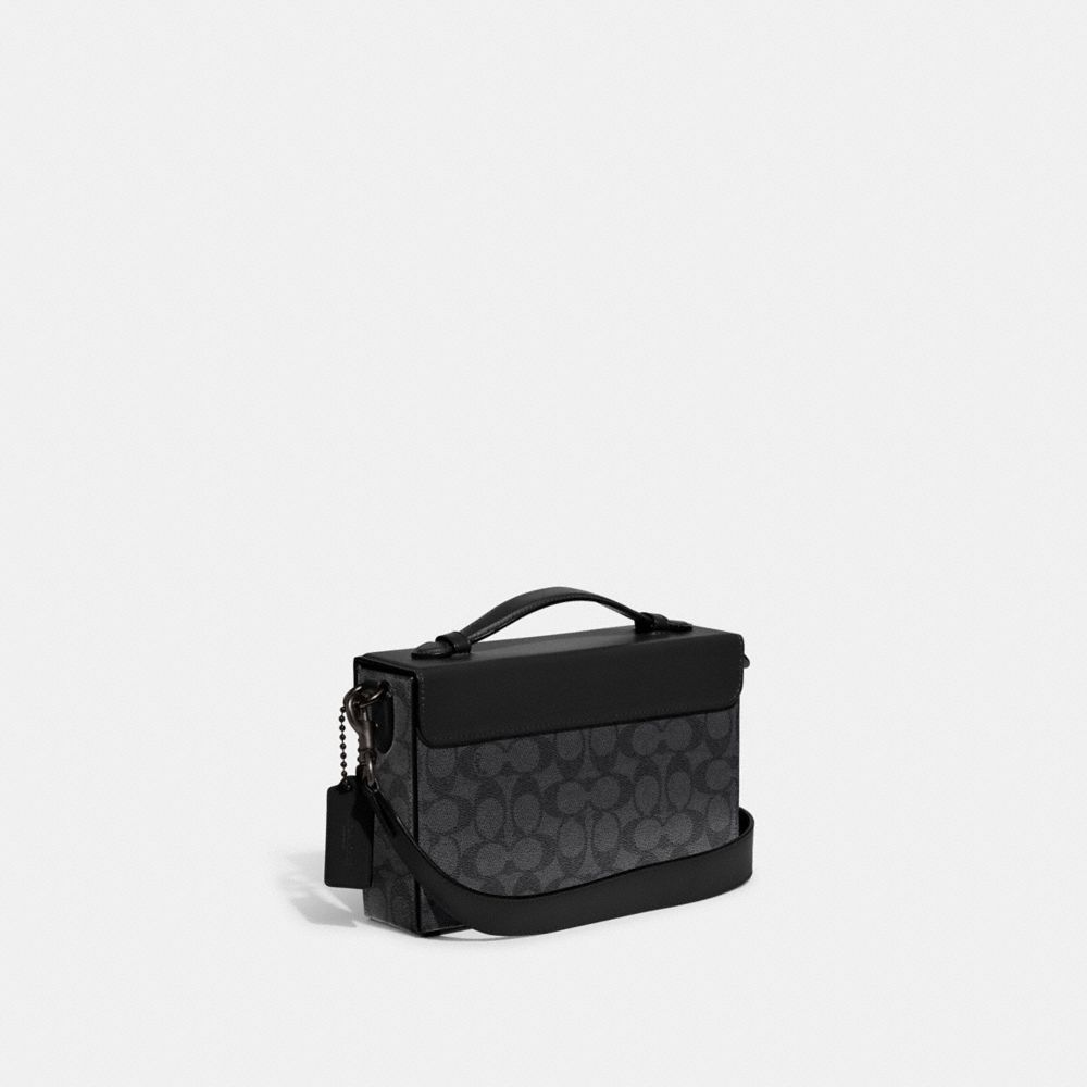 COACH®,SAC CASE TABBY EN TOILE SIGNATURE,La toile enduite Signature de Coach,Étain/Noir anthracite,Angle View