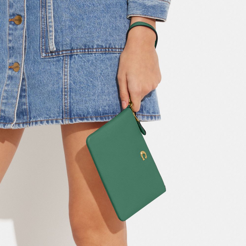 COACH®,PETIT WRISTLET ESSENTIEL,Cuir galet poli,Laiton/Vert vif,Detail View