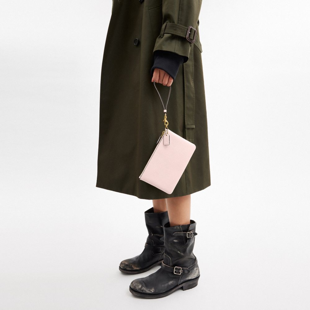 COACH®,PETIT WRISTLET ESSENTIEL,Cuir galet poli,Laiton/Rose fard,Detail View