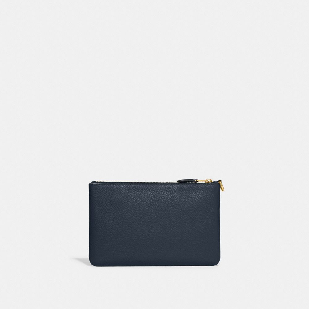 COACH®,PETIT WRISTLET ESSENTIEL,Cuir galet poli,Laiton/Denim,Back View
