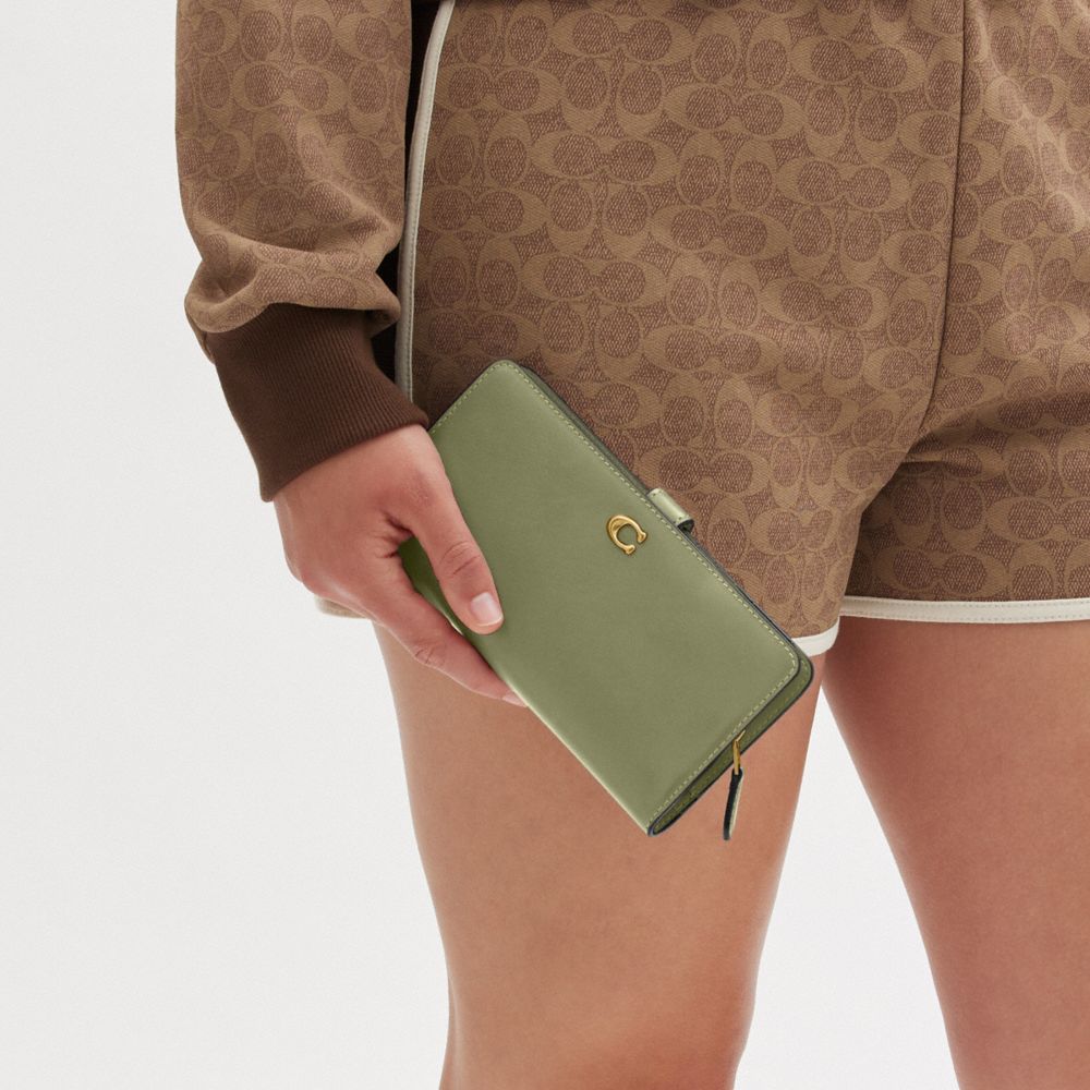 COACH®,PORTEFEUILLE MINCE ESSENTIEL,Cuir de veau raffiné,Laiton/Mousse,Detail View